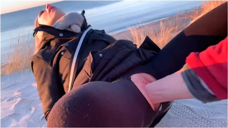Lisa Fetish Girl - Beach fisting pussy orgasms | 1080p